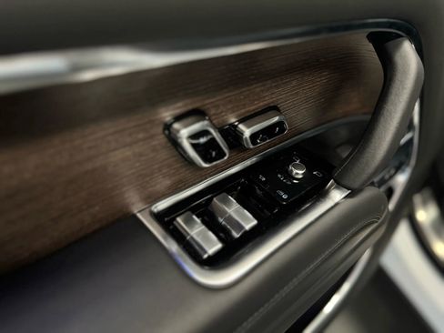 Used 2023 Land Rover Range Rover SE image 12