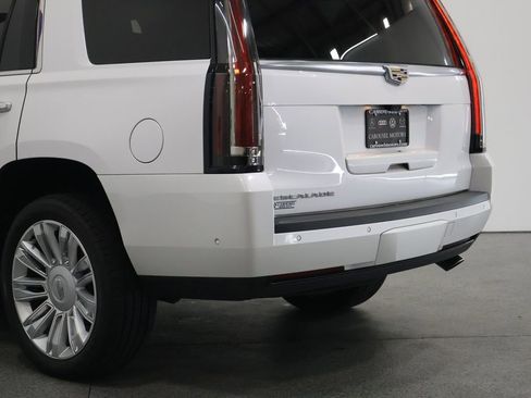 Used 2019 Cadillac Escalade Platinum AWD/4WD image 10