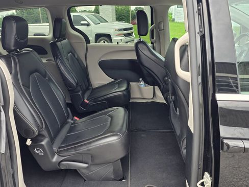 Used 2024 Chrysler Pacifica Touring-L FWD image 34