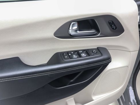 Used 2022 Chrysler Pacifica Touring-L FWD image 24
