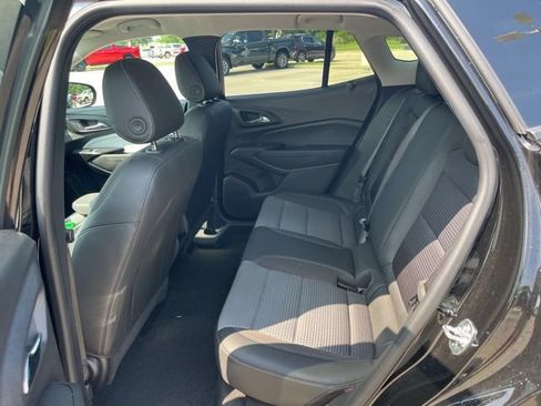Used 2025 Chevrolet Trax LT w/ LT Convenience Package FWD image 29