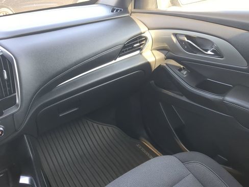 Used 2023 Chevrolet Traverse LT image 17