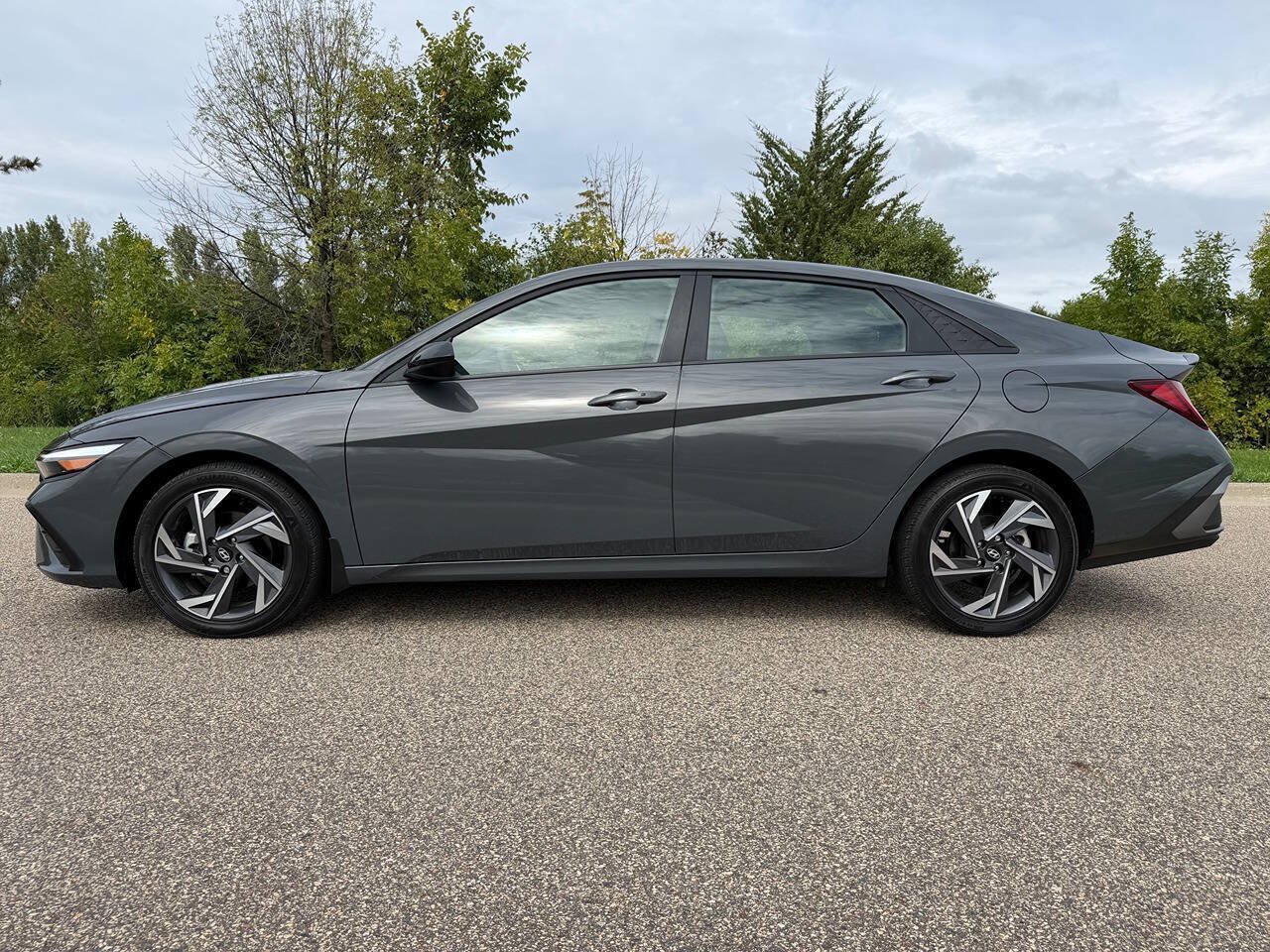 Used 2025 Hyundai Elantra Sport FWD image 3