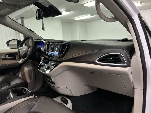 Used 2023 Chrysler Pacifica Touring-L w/ Uconnect Theater Family Group AWD/4WD image 27