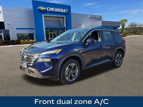 Used 2025 Nissan Rogue SV AWD/4WD image 3