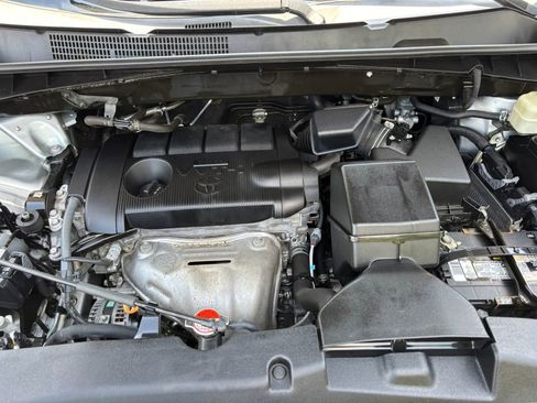 Used 2017 Toyota Highlander LE w/ Carpet Mat Package FWD image 29