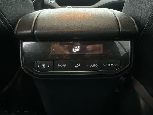 Used 2020 Toyota Highlander XLE image 19