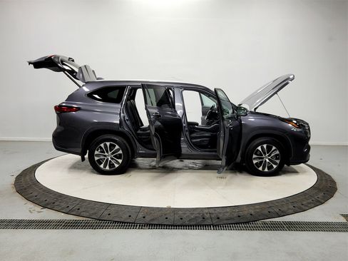 Used 2022 Toyota Highlander XLE image 16