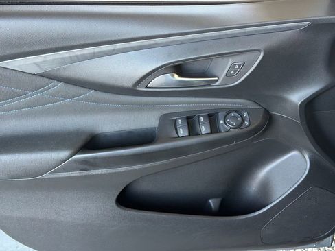 Used 2025 Buick Envista Sport Touring FWD image 3
