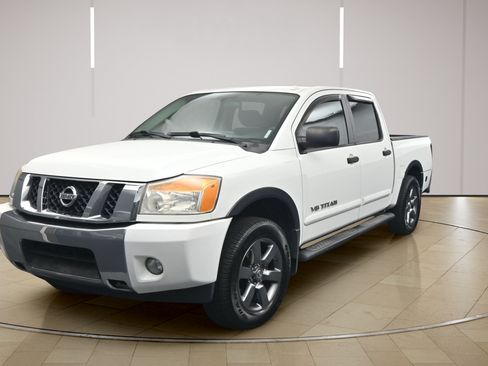 Used 2015 Nissan Titan SV w/ SV Value Truck Package RWD image 3