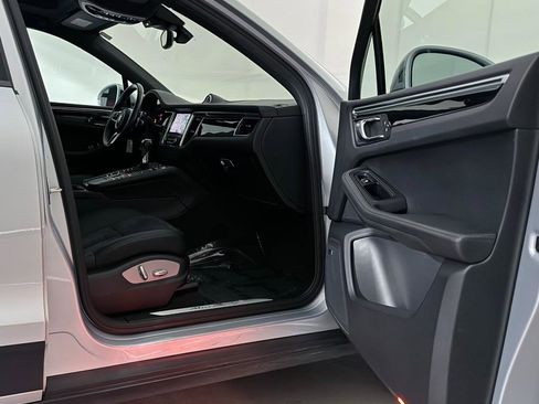 Used 2018 Porsche Macan S image 24