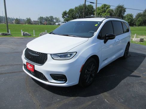Used 2025 Chrysler Pacifica Select w/ Fav Edition Package FWD image 10