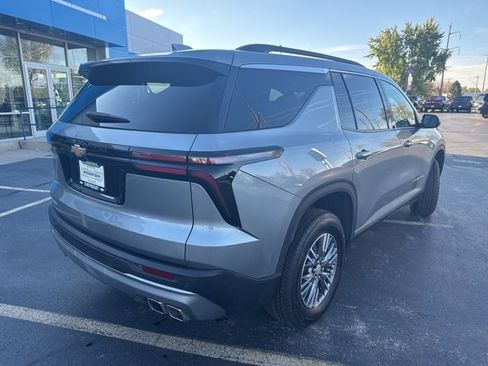 Used 2025 Chevrolet Traverse LT image 3