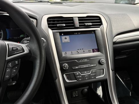 Used 2019 Ford Fusion SE FWD image 35