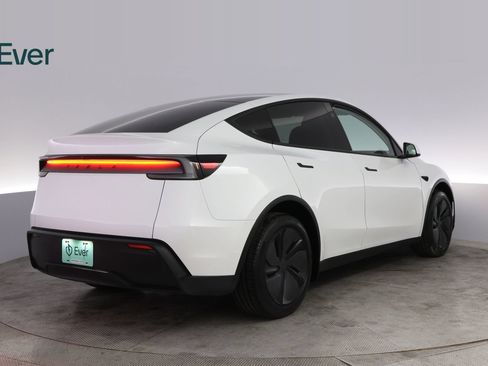 Used 2026 Tesla Model Y Long Range RWD image 3