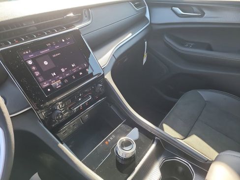 New 2025 Jeep Grand Cherokee Altitude image 18