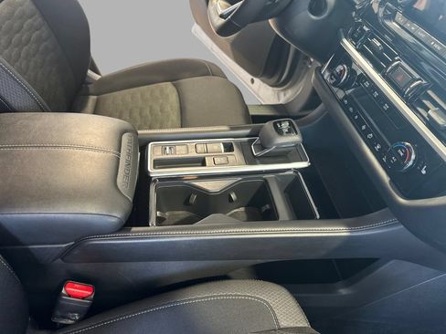 Used 2025 Nissan Pathfinder SV FWD image 24