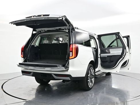 Used 2025 Ford Expedition Platinum w/ Platinum Ultimate Package AWD/4WD image 60