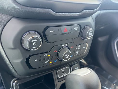 Used 2019 Jeep Renegade Latitude w/ UConnect 8.4 Nav Group FWD image 23