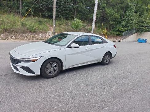 Used 2024 Hyundai Elantra SE FWD image 6