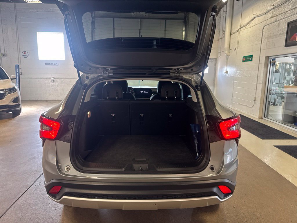 Used 2024 Chevrolet Trax LT w/ Driver Confidence Package FWD image 5