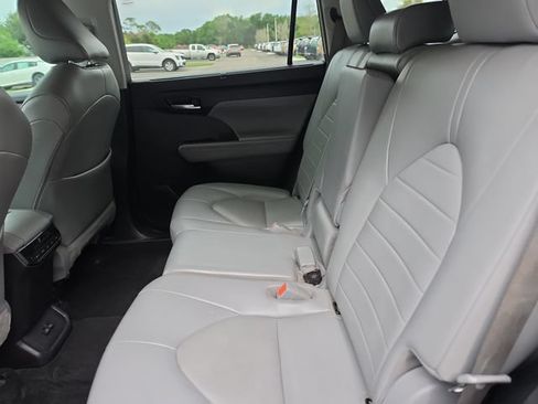 Used 2022 Toyota Highlander XLE FWD image 13