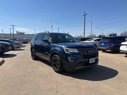 Used 2017 Ford Explorer XLT image 3