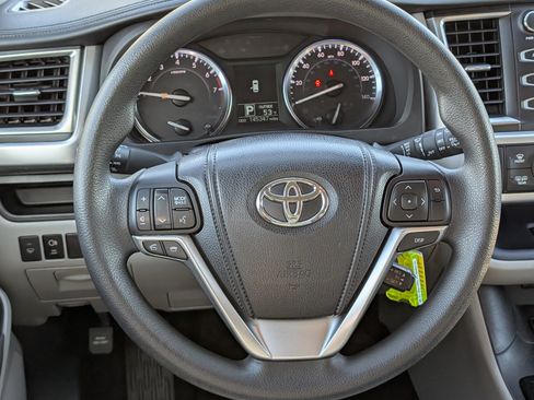 Used 2014 Toyota Highlander LE image 9