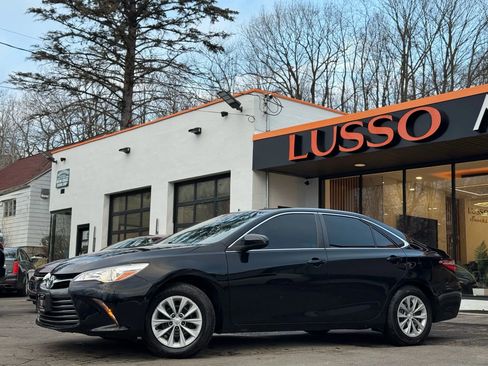 Used 2017 Toyota Camry LE image 3