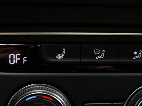 Used 2021 Volkswagen Atlas Cross Sport SE w/ Panoramic Sunroof Package image 4