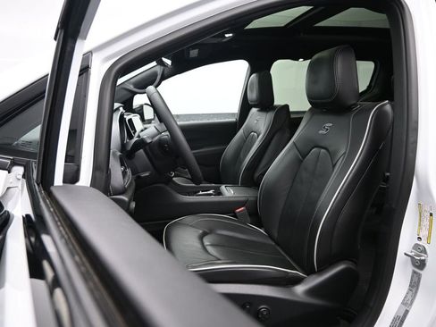 Used 2025 Chrysler Pacifica Limited image 26