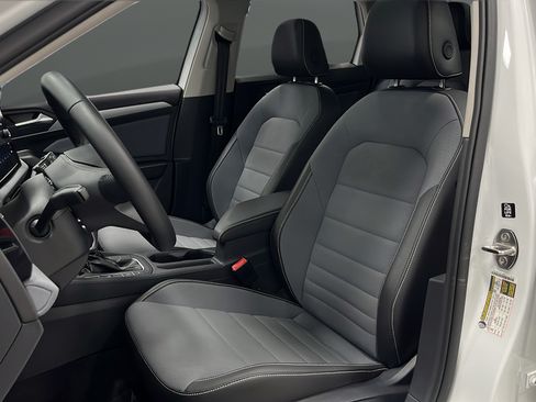 Used 2025 Volkswagen Jetta SE w/ Sunroof Package FWD image 9