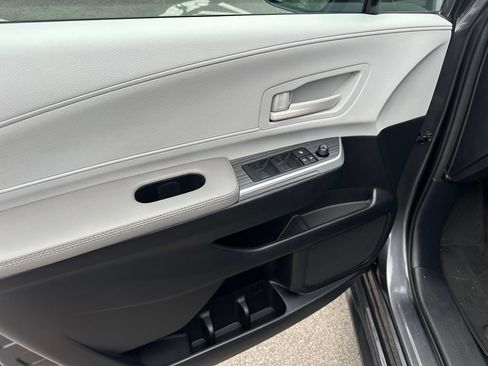 Used 2025 Toyota Sienna LE AWD/4WD image 12