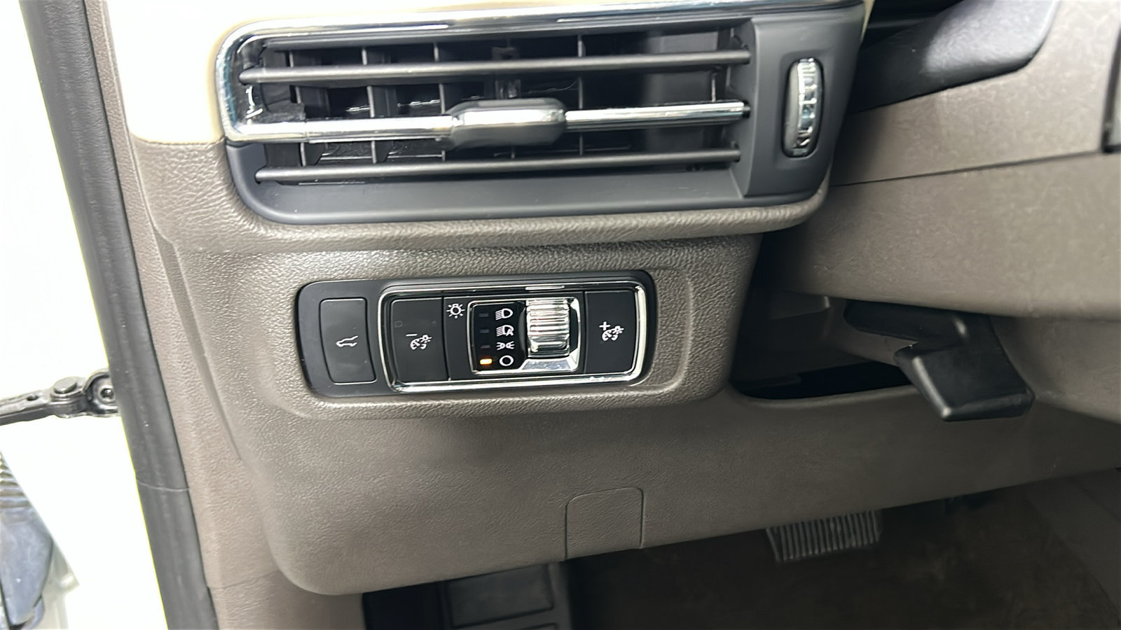 Used 2021 Lincoln Corsair AWD w/ Equipment Group 101A image 24