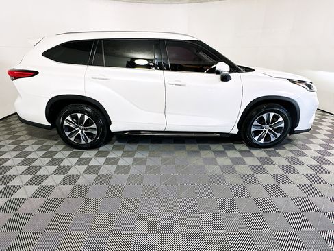 Used 2021 Toyota Highlander XLE image 2