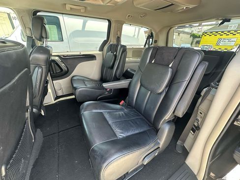 Used 2015 Chrysler Town & Country Limited Platinum FWD image 11