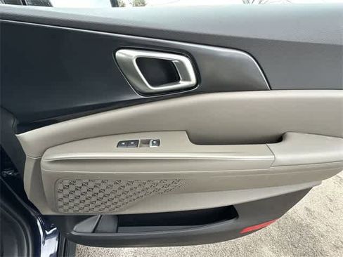 Used 2025 Kia Carnival image 24