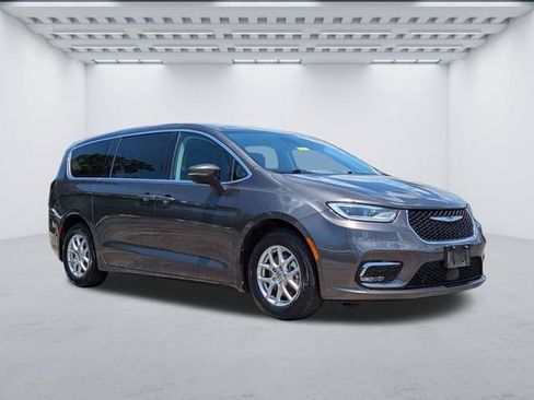 Used 2023 Chrysler Pacifica Touring-L FWD image 2