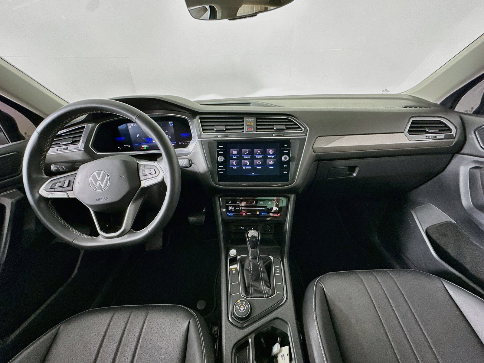 Used 2023 Volkswagen Tiguan SE w/ Panoramic Sunroof Package AWD/4WD image 14