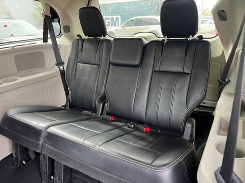 Used 2015 Chrysler Town & Country Touring image 32