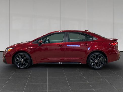 Used 2025 Toyota Corolla SE image 2