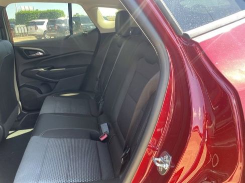 Used 2025 Chevrolet Trax LT w/ LT Convenience Package FWD image 8