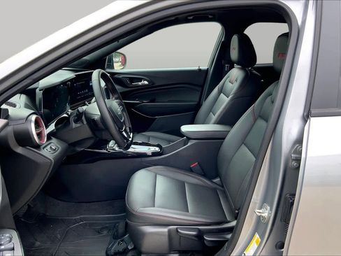 Used 2025 Chevrolet Trax RS w/ Sunroof Package FWD image 8