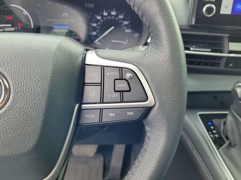 Used 2025 Toyota Sienna XLE FWD image 27