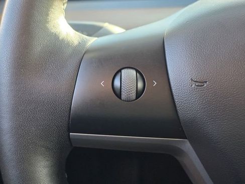 Used 2022 Tesla Model Y Long Range AWD/4WD image 27