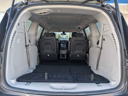 Used 2020 Chrysler Pacifica Touring-L FWD image 30