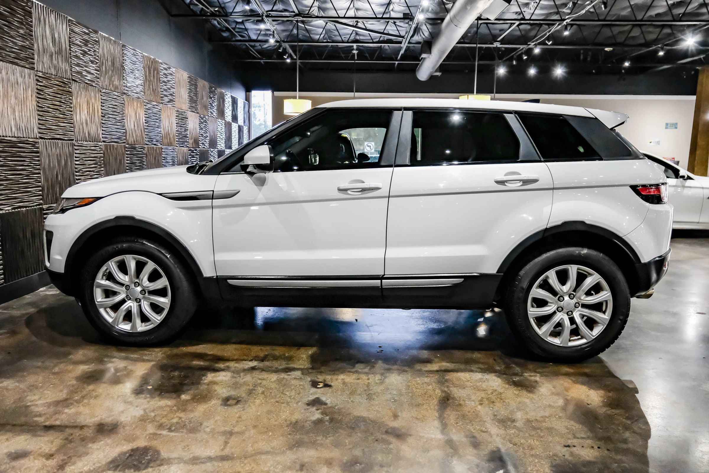 Used 2017 Land Rover Range Rover Evoque SE AWD/4WD image 11