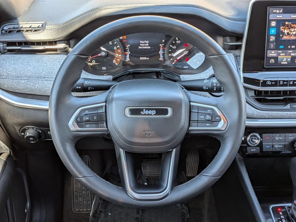 Used 2025 Jeep Compass Latitude w/ Sun & Sound Group AWD/4WD image 19