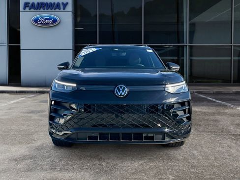 Used 2025 Volkswagen Tiguan SE R-Line image 2