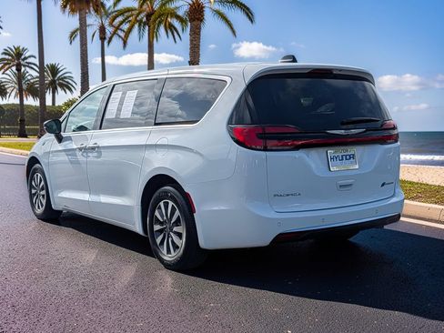 Used 2024 Chrysler Pacifica Limited FWD image 6